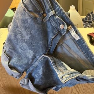 Levi signature mom jeans. 15 (32W). Light blue with floral splotches.